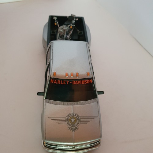 Chevrolet Crew Cab P/U with Fat Boy by Harley-Davidson 1:25 Scale 97890-98V - Picture 6 of 12