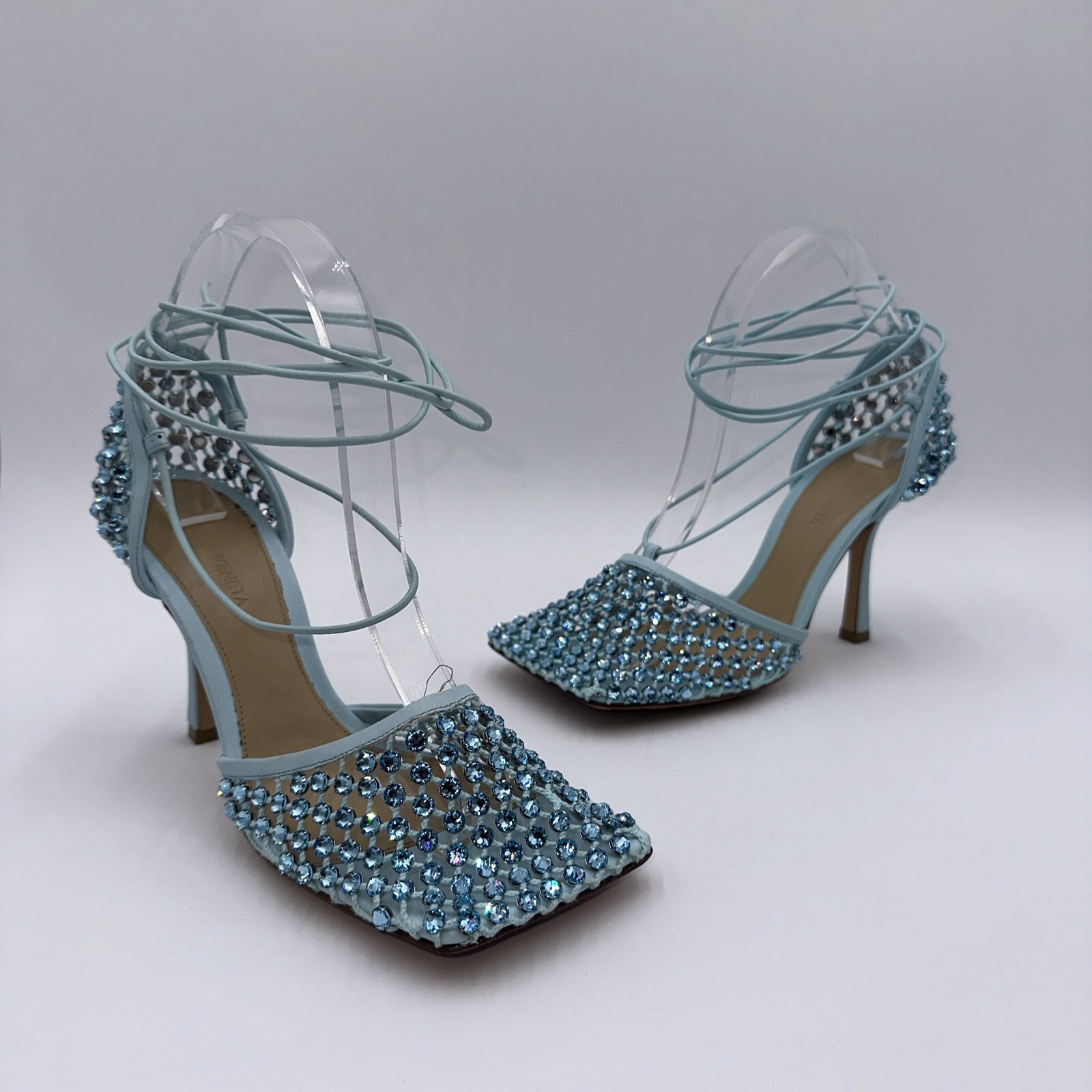 Zapatos de salón Bottega Veneta azul pálido con correa en el tobillo adornados brillantes talla 38,5