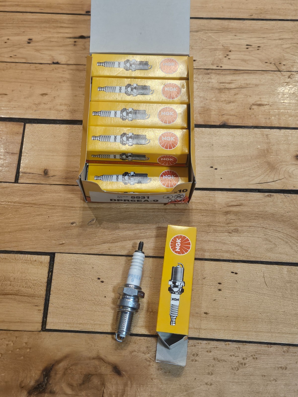 NOS NGK DPR6EA-9 Spark Plugs Qty-10 5531