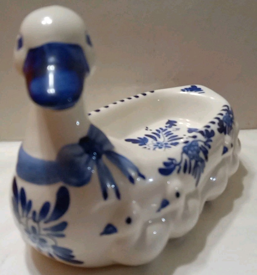 VINTAGE 1964 DELFT BLUE HAND PAINTED DUCK & DUCKLINGS BUTTER DISH BLUE WHITE