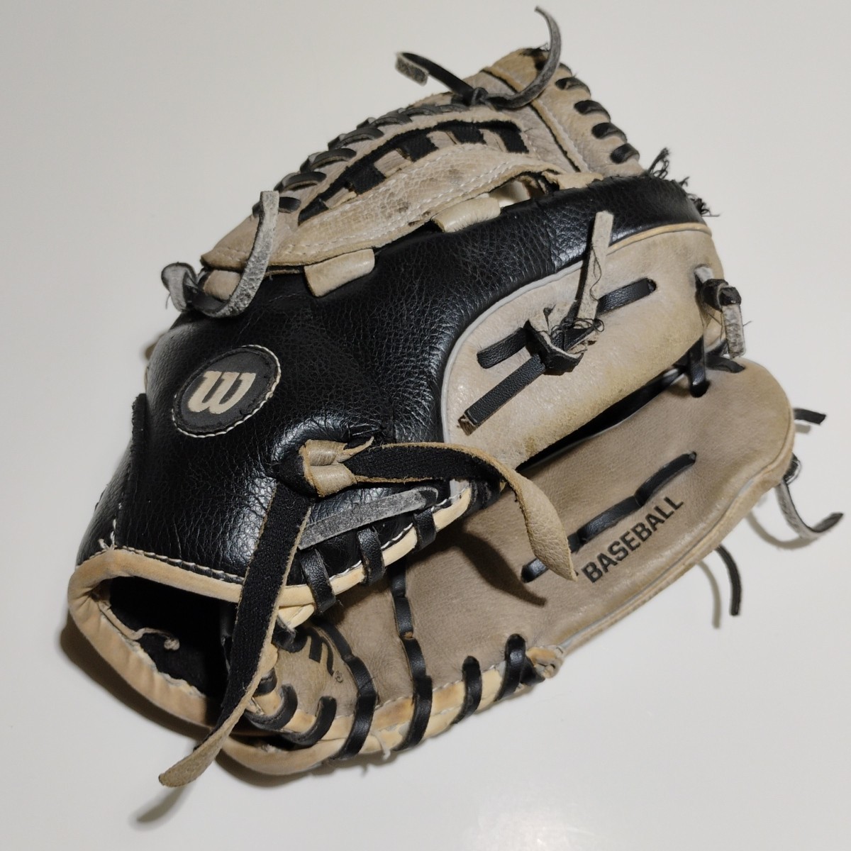 Wilson Baseball Glove/A360 Black/Gray  12&rdquo; Right Hand Thro