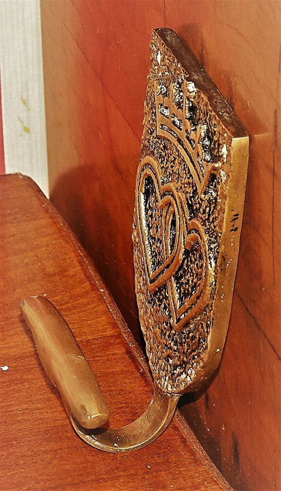 ANCIENNE PATERE ACCROCHE MANTEAU EN BRONZE COURONNE AVEC CROIX ET 2 COEUR PROPRE - Photo 3/4