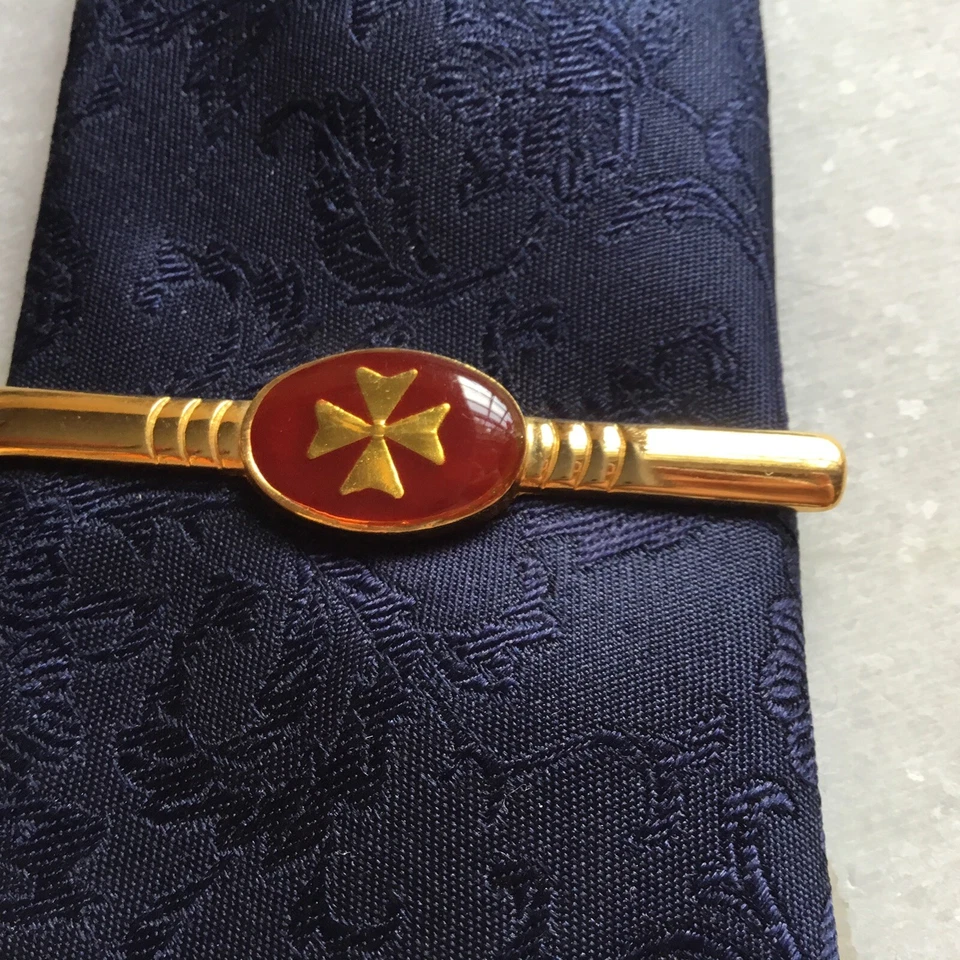 Lovely Vintage Tie Clip Malta Maltese Cross Shiny Gold Tone & Dark Red - Image 2 of 4