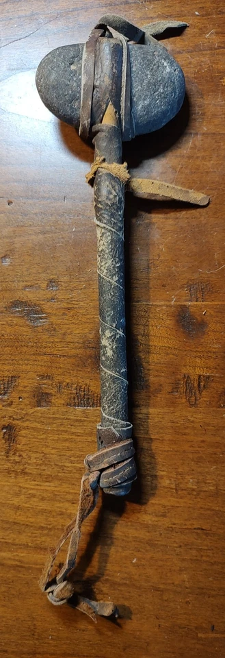 Tomahawk de piedra o martillo, envuelto en cuero crudo Foto 2 de 4