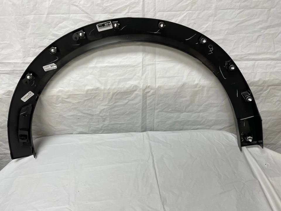 Ford Mustang Mach-E 2021-2024 OEM - Moldura de apertura de rueda LJ8Z-58290A61-AA Foto 2 de 2