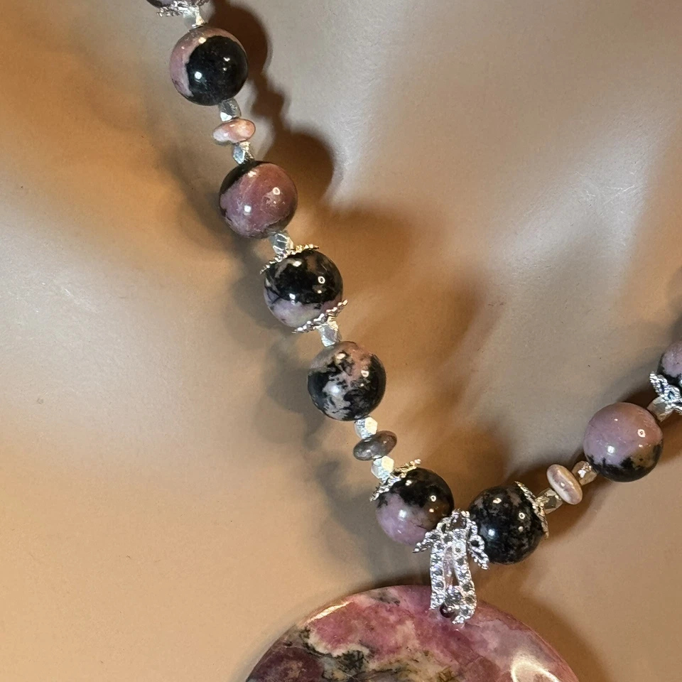 IMPRESIONANTE CONJUNTO DE COLLAR Y PENDIENTE COLGANTE DE RODONITA NATURAL EN PLATA DE LEY Foto 4 de 4