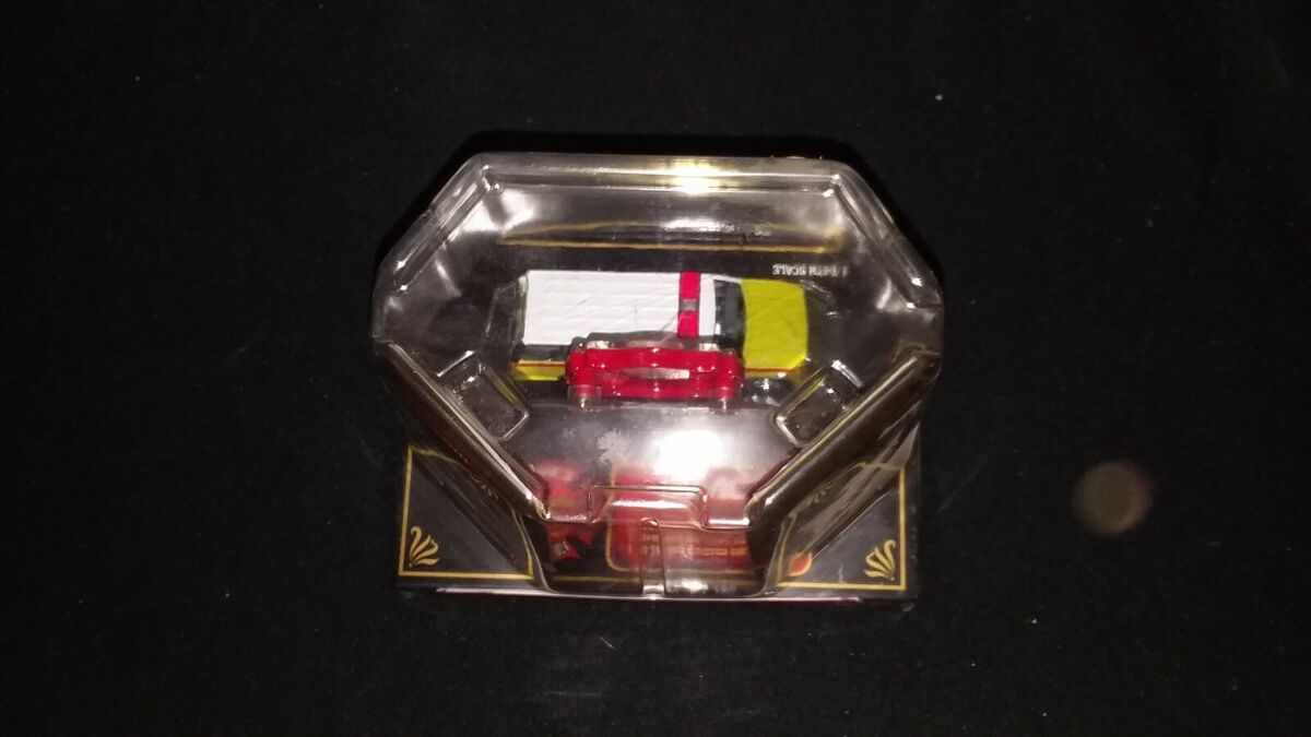 CODE 3 FIRE ENGINE FIRETRUCK 1/64 1998 GMC SUBURBAN NEWARK CODE 3 FIRE ENGINE FIRETRUCK 1/64 1998 GMC SUBURBAN NEWARK