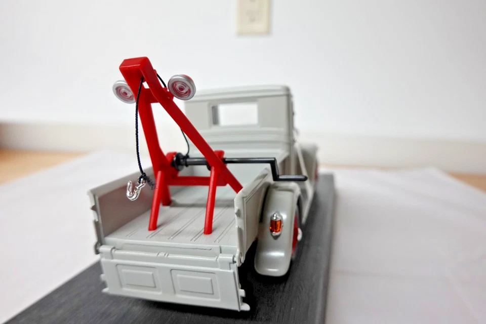 Yat Ming 92257 Gray 1934 Ford Pick Up Wrecker Road Legends Collection 1:18 Scale - Image 3 of 4