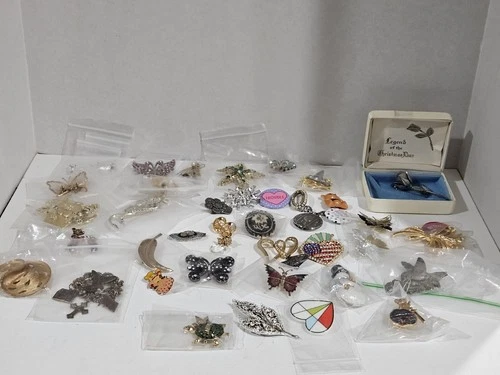 Costume Jewelry~Lot of over 30 Assorted Brooches/Pins~Vintage & Newer~1 Pound +