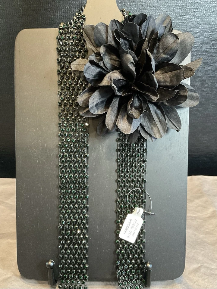 Corbata Free People negra con piedras verdes y flor negra original nueva con etiquetas $48 #1212 Foto 2 de 4