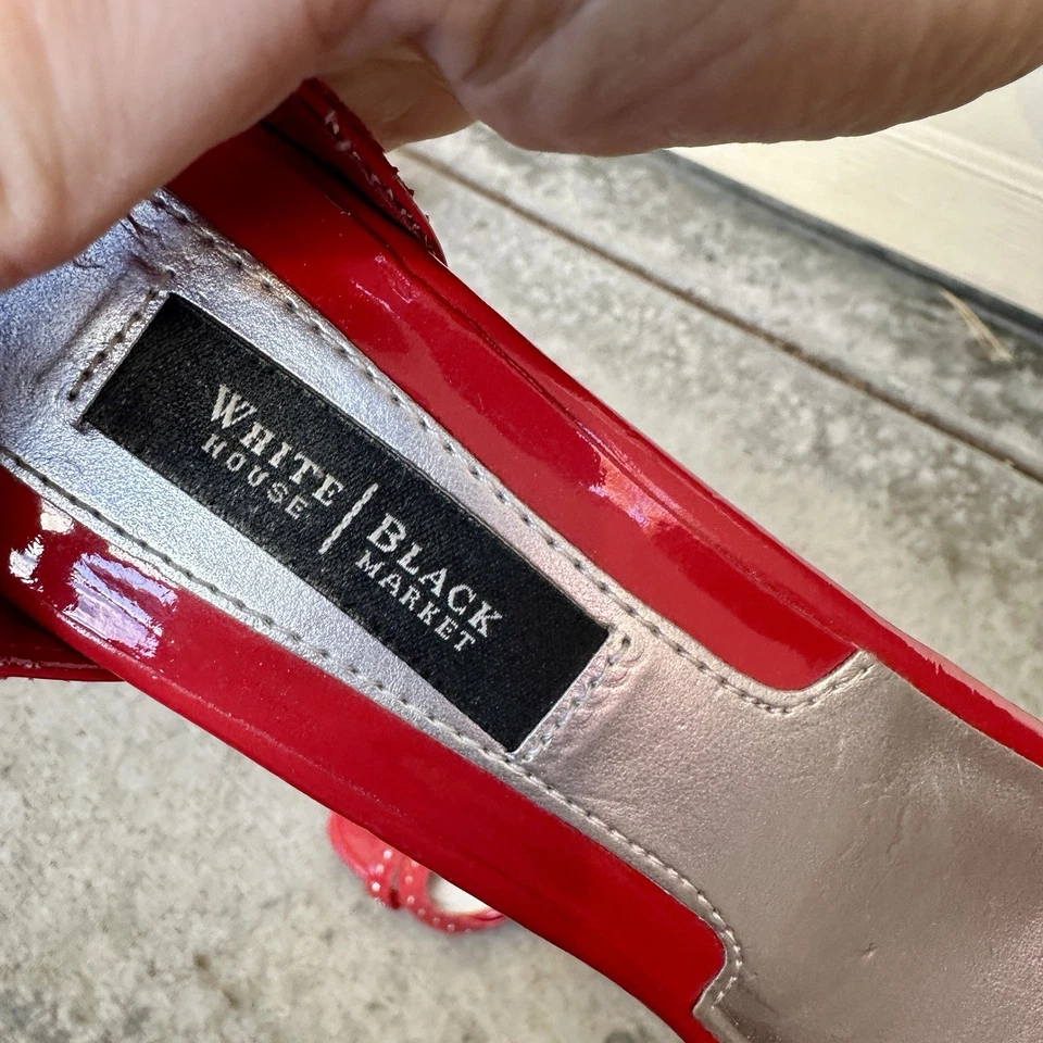 Tacones con tiras de charol rojo y piel de serpiente White House Black Market para mujer 8M Foto 4 de 4