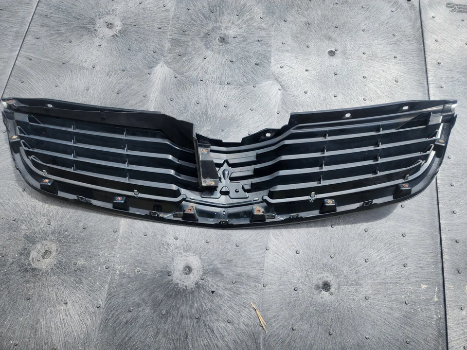 2007–2008 三菱 Galant 原始设备制造商前上格栅 – 铬/黑色 (7450A106) — 第 2/4 张图片