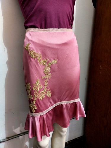 Sacrosanct Silk Satin Embroidered Skirt - 第 1/3 張圖片