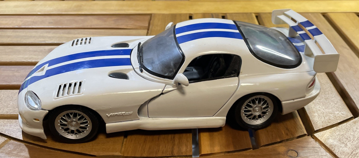1:18 DODGE VIPER GT2 GTS-R MAISTO WHITE DIECAST CAR - White w/Blue