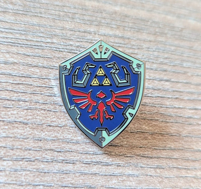 Anstecker f. Zelda/Nintendo* Fans. Schild Pin. Metall. Retro Geschenk Mitgebsel