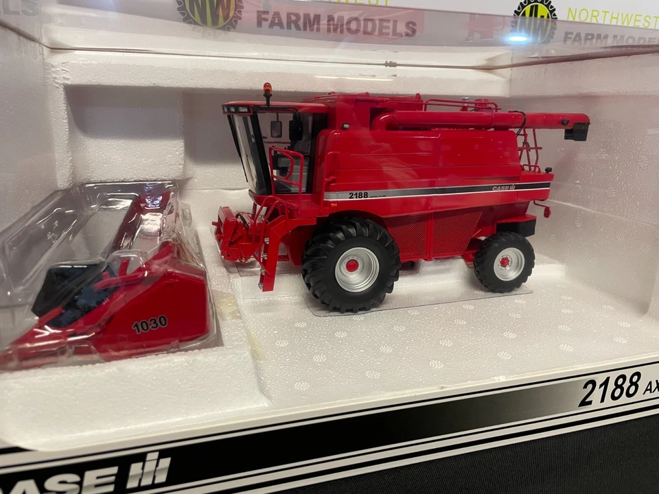 UNIVERSAL HOBBIES 5269 1:32 SCALE CASE IH AXIAL FLOW 2188 COMBINE HARVESTER - Image 2 of 3