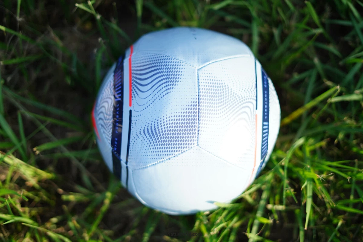 Nike phantom soccer ball 2025