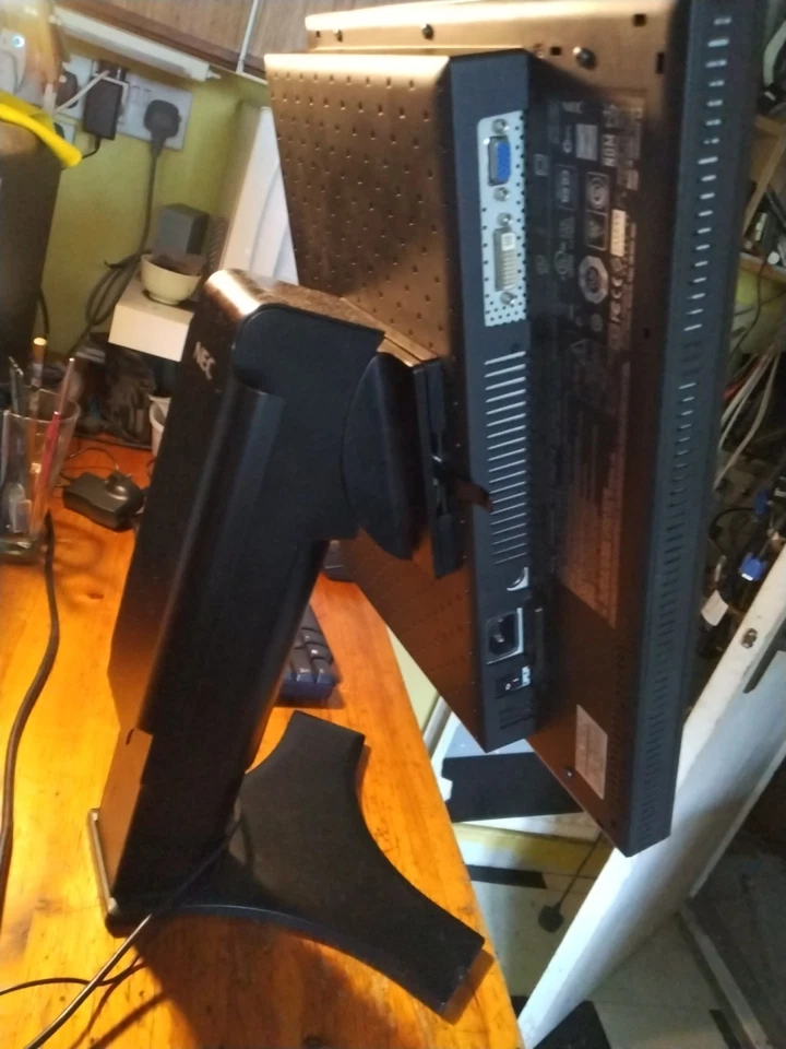 NEC 19" LDC MONITOR Model  LCD1990FXp  Tilt & Rotate  Raise & Lower Stand - Image 3 of 4