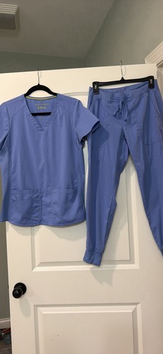 Med Works EPIC Women’s Small Top/ SP Joggers Blue Scrub Set V-Neck Top & Pants