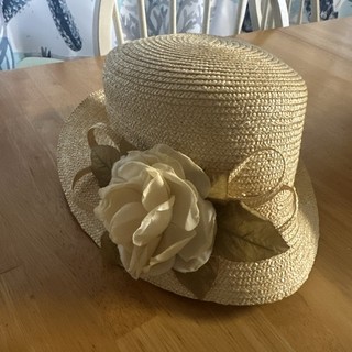 Cappello donna George cloche in paglia con fiore marrone tesa larga