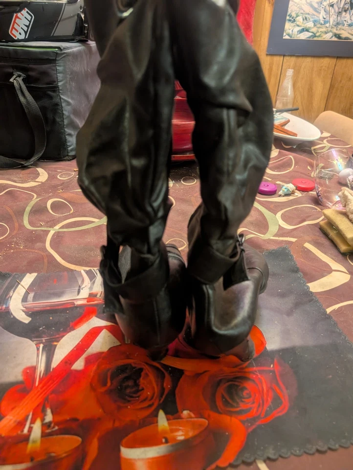 Botas de montar Forever talla 9 negras de gamuza sintética tacón alto hasta la rodilla 2 cubos cremallera lateral Foto 2 de 4