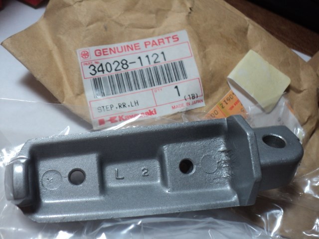 1984-90 KAWASAKI ZX 600 900 1000 EN450 FOOTPEG LEFT HAND REAR NOS