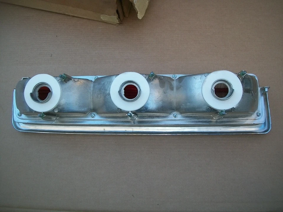 Новый из старых запасов MoPar 1974-1977 Plymouth Gran Fury LH задний фонарь в сборе для водителя - Изображение 3 из 4