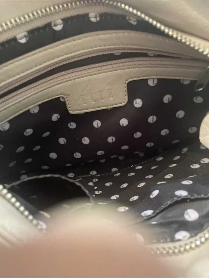 Cartera ELLE color topo con lazo frontal. Cuero Foto 3 de 3