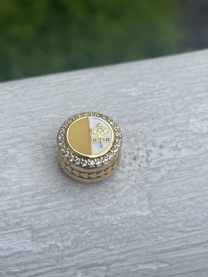 Auténtico dije dorado brillante exclusivo de la bandera del Vaticano de Pandora Foto 3 de 4