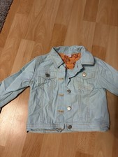 Hellblaue Kinder-Jeansjacke von impidimpi – mit orangefarbenem Innenfutter