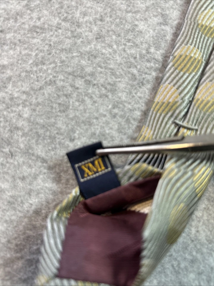 Corbata XMI Platino Hecha a Mano en EE. UU. de 100% Seda Importada de Inglaterra Foto 4 de 4