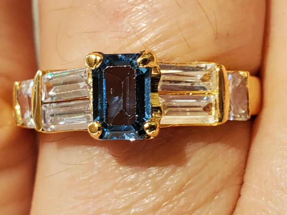 Anillo de oro amarillo macizo de 10kt con corte esmeralda y zafiro blanco de circón azul creado en laboratorio Foto 3 de 4