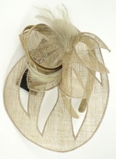 Fascinator aus Sinamay mit Federn auf Haarreif von Seeberger verschiedene Farben