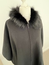 Max Studio großer schwarzer Poncho mit Reißverschluss und Kunstfellkragen Cape
