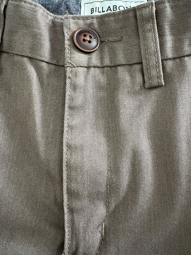 Billabong Boys Shorts - Premium Quality Dark Tan Chino Shorts, 24 Waist, S 10 - Picture 3 of 12