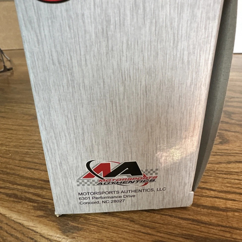 2004 Winners Circle Jeff Gordon # 24 Jeff Gordon Foundation 1/64 Trailer Hauler - Image 4 of 4