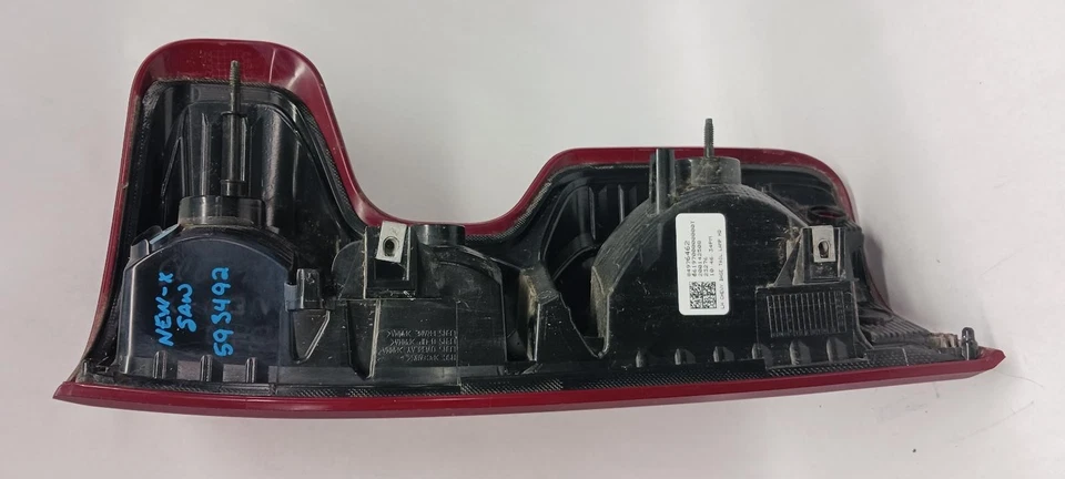 Luz trasera izquierda incandescente OEM CHEVROLET SILVERADO 1500 '19-'25  Foto 4 de 4