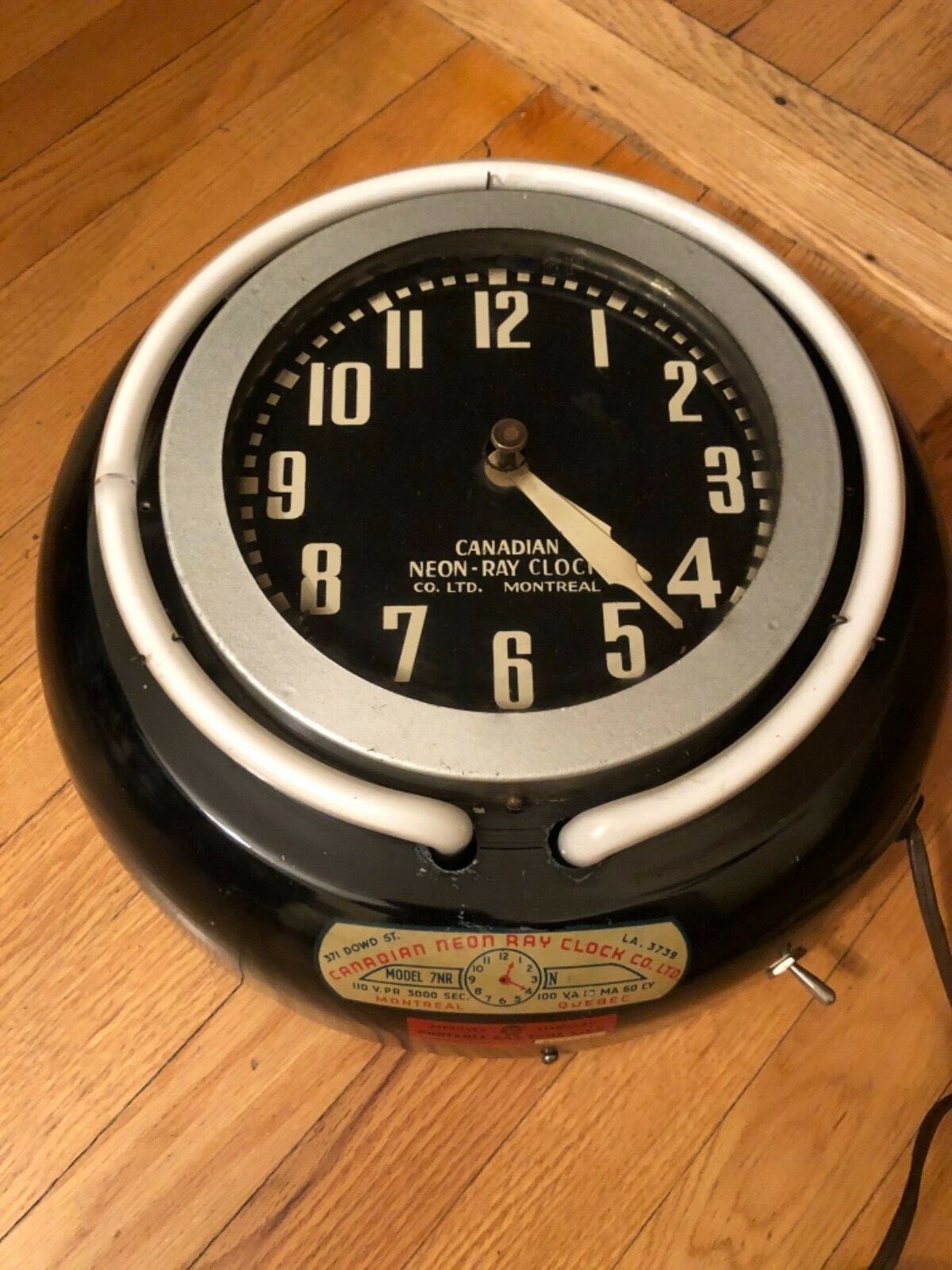 VINTAGE MINT RARE c.1940 SMALLEST 13" "CANADIAN NEONRAY CLOCK CO" WALL