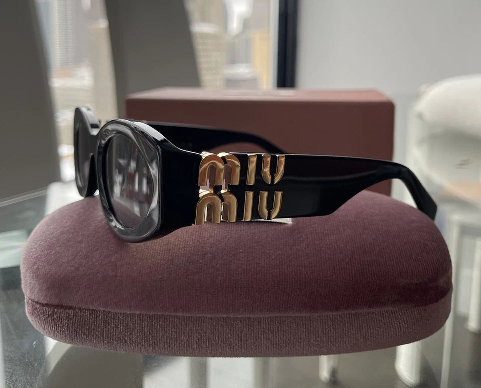 Gafas de sol para mujer MIUMIU MU 11WS 1AB5S0 negras doradas ovaladas Foto 2 de 4