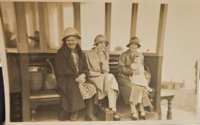 Vintage Echt Foto Postkarte (RPPC) - 1920er Seaside Portrait von Cinema Studios.