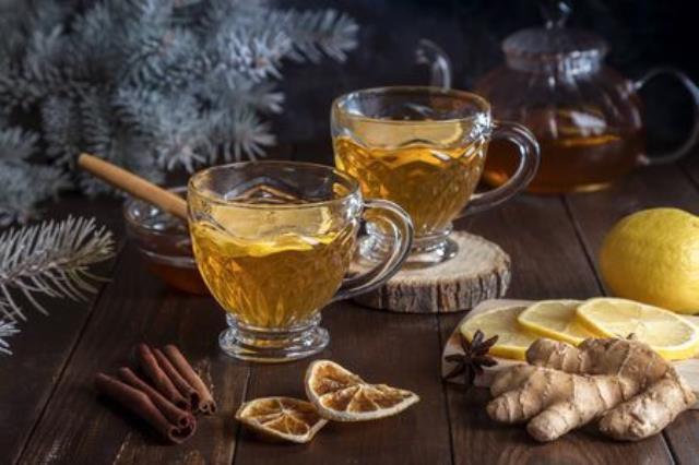 Wandbild: Tee mit Zitrone, Ingwer und Honig auf dunklem Hintergrund. (135159346)