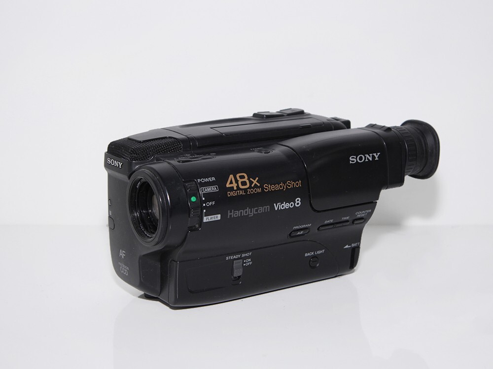 Sony CCD-TR550E Handycam Video8 Camcorder Cassette Tape Video