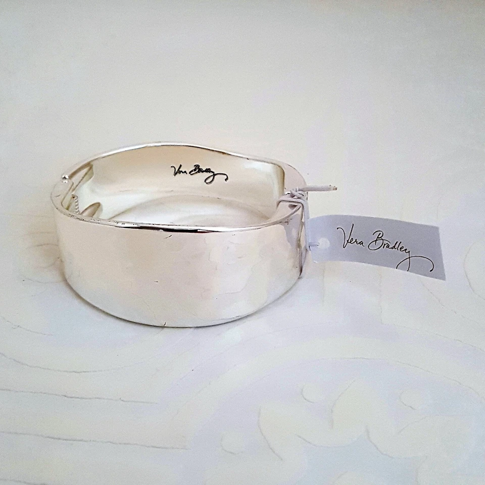 Brazalete martillado enchapado en plata VERA BRADLEY para mujer nuevo con etiquetas precio de venta sugerido por el fabricante 68 USD Foto 4 de 4