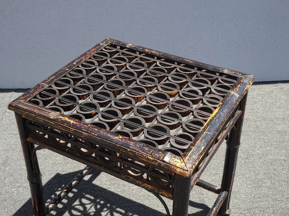 Mesa auxiliar vintage de bambú negro con círculos sin vidrio Foto 4 de 4