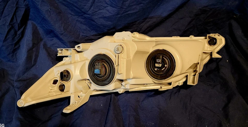 2012-2014 Toyota Camry RH Headlight Assembly - Image 2 of 4