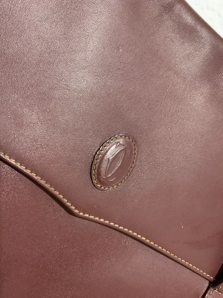 Bolso de hombro Cartier Paris de cuero borgoña con logotipo para mujer en muy buena condición Foto 3 de 4