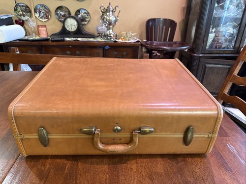 Vintage Hard Case Luggage. Samsonite Style 4632. Brown. 21”X15”X7”.