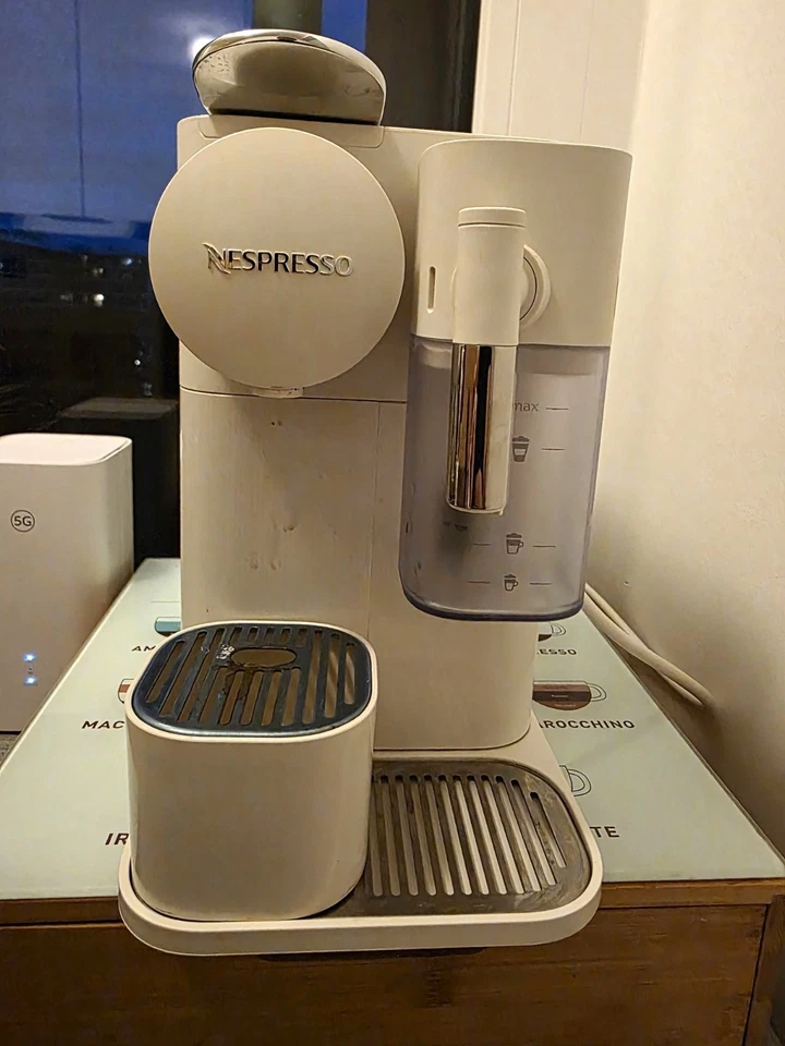 Nespresso Lattissima One, Foto 1 von 2