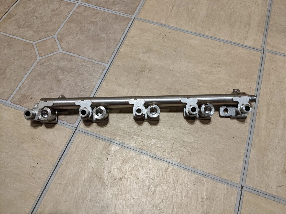 2015 FORD FOCUS ST 2.0 ECOBOOST РЕЛЬСА ТОПЛИВНОГО ИНЖЕКТОРА - Изображение 2 из 4