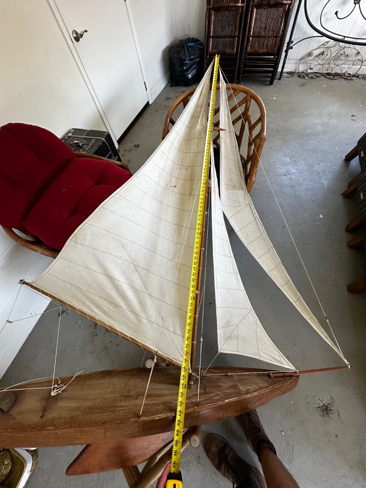 Antiguo yate estanque de madera con timón de trabajo y mástil grande. Hecho a mano Foto 3 de 4